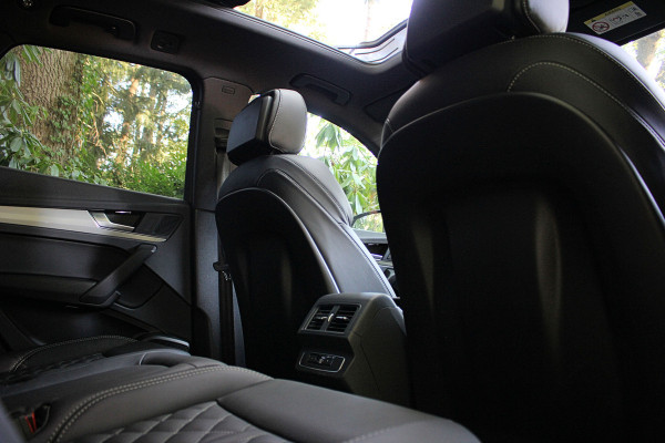 Audi Q5 55 367pk S Competition | Luchtvering | ACC | 360 Camera | B&O | Headup | Lane & Side Assist | RS Ruitpatroon leder | Panoramadak | Afnb. Trekhaak | Autom. Parkeerfunctie | Sportstoelen | Bovag garantie! | Quantum Grau | 12-2019.