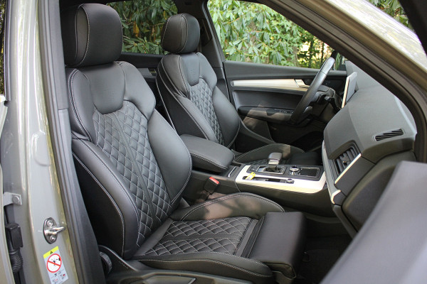 Audi Q5 55 367pk S Competition | Luchtvering | ACC | 360 Camera | B&O | Headup | Lane & Side Assist | RS Ruitpatroon leder | Panoramadak | Afnb. Trekhaak | Autom. Parkeerfunctie | Sportstoelen | Bovag garantie! | Quantum Grau | 12-2019.