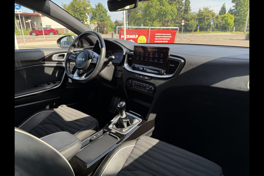 Kia Ceed 1.5 T-GDi GT-Line | ACHTERUITRIJCAMERA | NAVIGATIE SYSTEEM | CLIMATE CONTROL | AFNEEMBARE TREKHAAK |