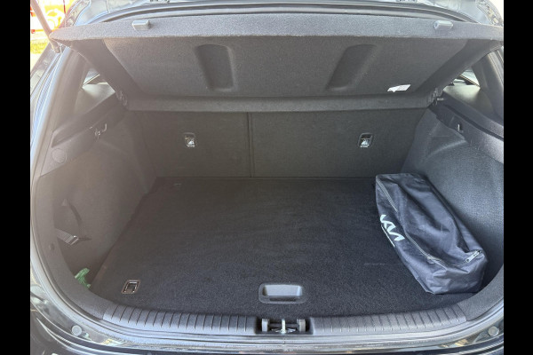 Kia Ceed 1.5 T-GDi GT-Line | ACHTERUITRIJCAMERA | NAVIGATIE SYSTEEM | CLIMATE CONTROL | AFNEEMBARE TREKHAAK |