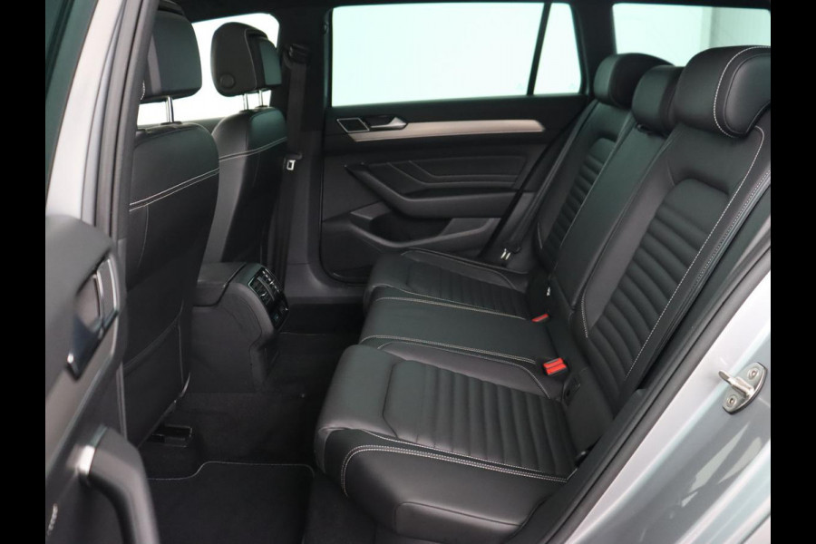 Volkswagen Passat 1.5 TSI R Line | Panoramadak | Nappaleder | Stoelverwarming | Massage | Memory | Camera | Matrix LED | Carplay | Navigatie | Keyless | Virtual Cockpit