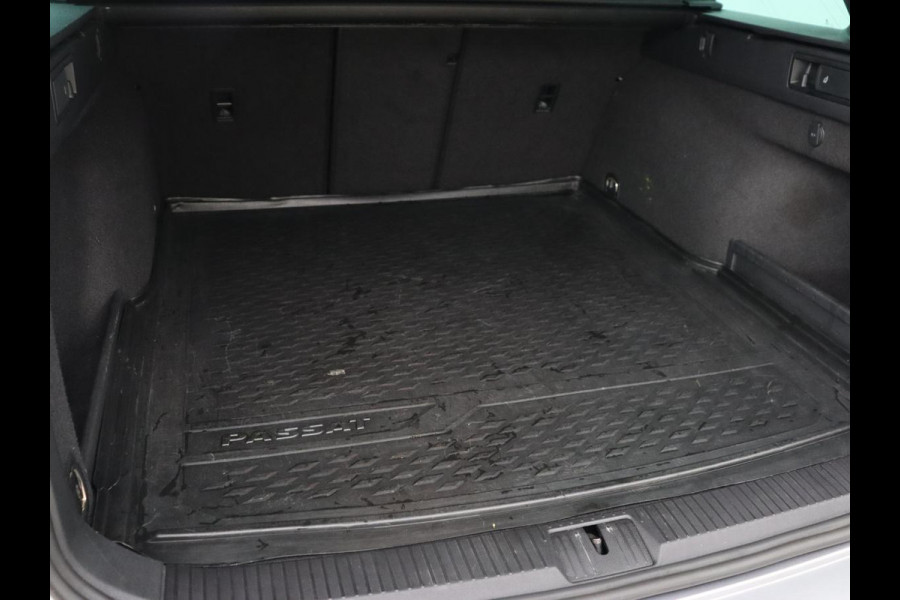 Volkswagen Passat 1.5 TSI R Line | Panoramadak | Nappaleder | Stoelverwarming | Massage | Memory | Camera | Matrix LED | Carplay | Navigatie | Keyless | Virtual Cockpit