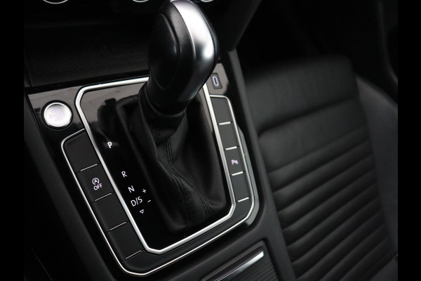 Volkswagen Passat 1.5 TSI R Line | Panoramadak | Nappaleder | Stoelverwarming | Massage | Memory | Camera | Matrix LED | Carplay | Navigatie | Keyless | Virtual Cockpit