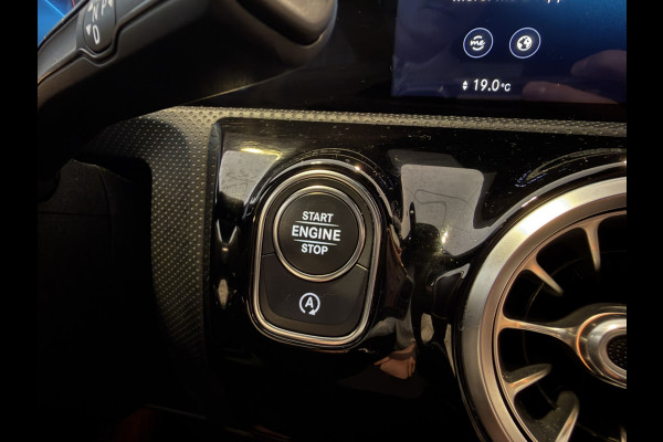 Mercedes-Benz A-Klasse 180 Business Solution Automaat / AMG styling / 18"LM / LED / Navi / Camera