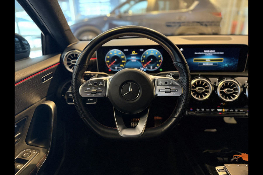Mercedes-Benz A-Klasse 180 Business Solution Automaat / AMG styling / 18"LM / LED / Navi / Camera