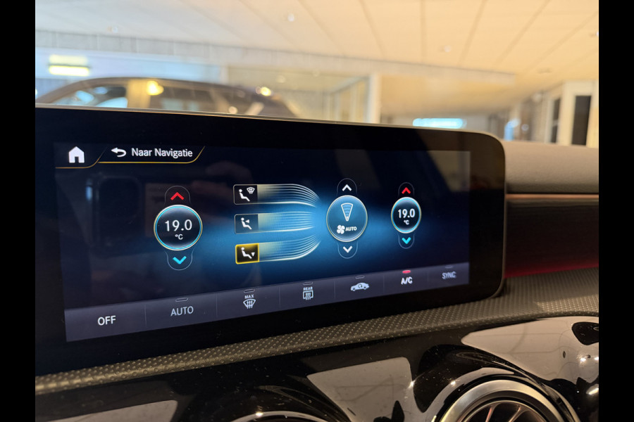 Mercedes-Benz A-Klasse 180 Business Solution Automaat / AMG styling / 18"LM / LED / Navi / Camera