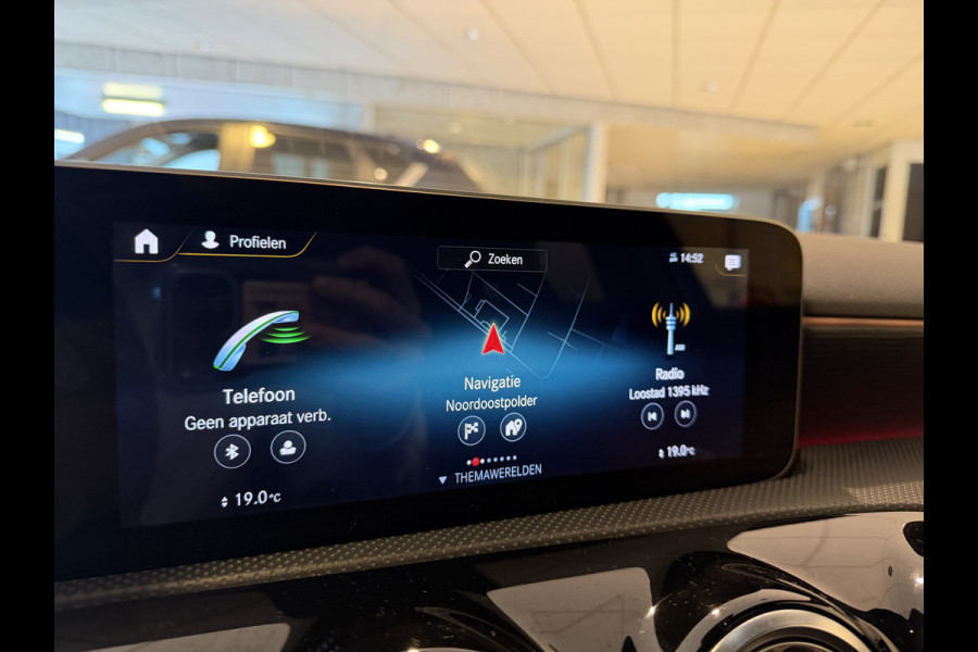 Mercedes-Benz A-Klasse 180 Business Solution Automaat / AMG styling / 18"LM / LED / Navi / Camera