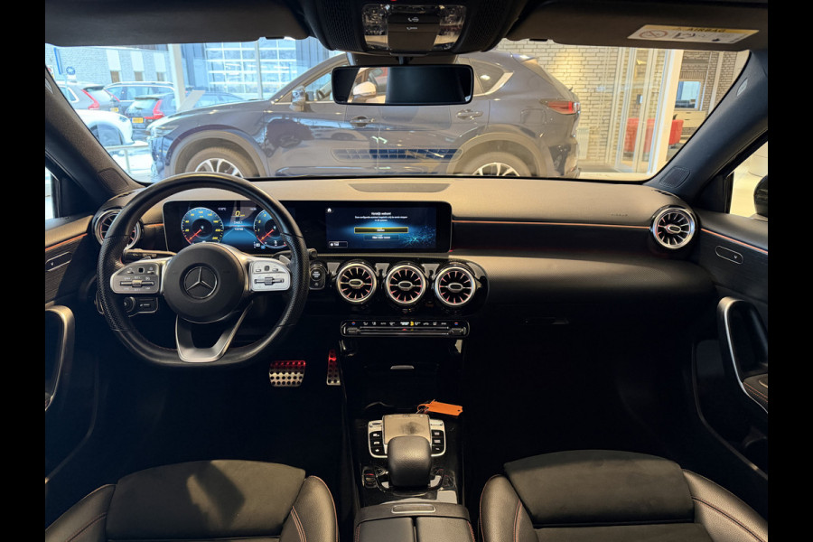 Mercedes-Benz A-Klasse 180 Business Solution Automaat / AMG styling / 18"LM / LED / Navi / Camera