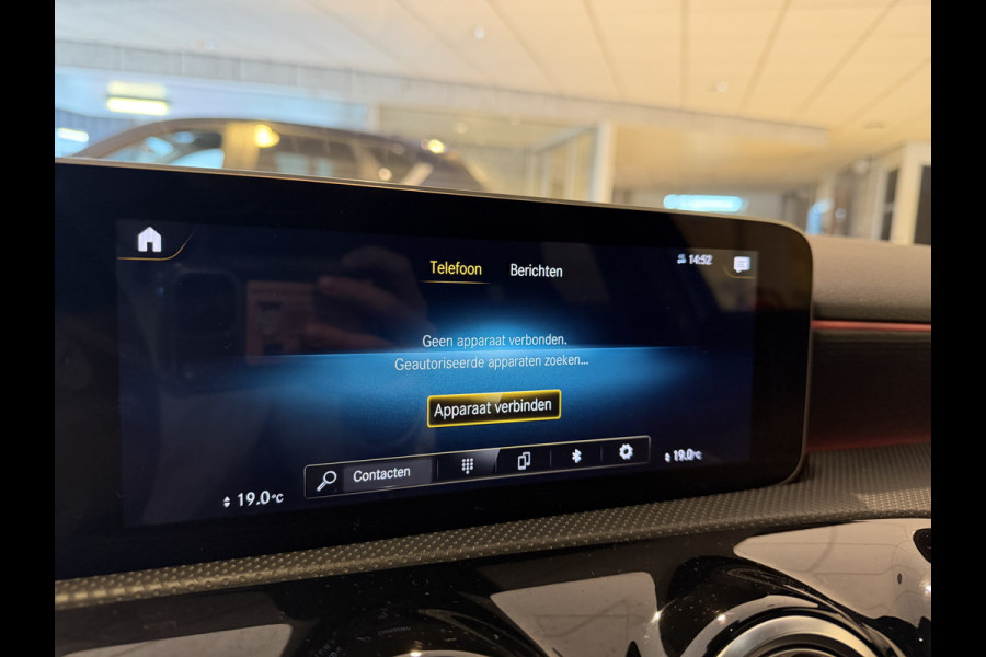 Mercedes-Benz A-Klasse 180 Business Solution Automaat / AMG styling / 18"LM / LED / Navi / Camera