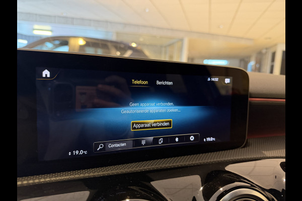 Mercedes-Benz A-Klasse 180 Business Solution Automaat / AMG styling / 18"LM / LED / Navi / Camera