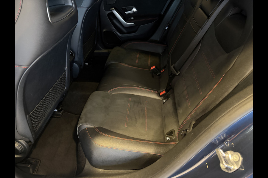 Mercedes-Benz A-Klasse 180 Business Solution Automaat / AMG styling / 18"LM / LED / Navi / Camera