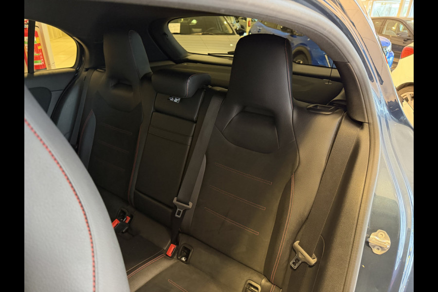 Mercedes-Benz A-Klasse 180 Business Solution Automaat / AMG styling / 18"LM / LED / Navi / Camera