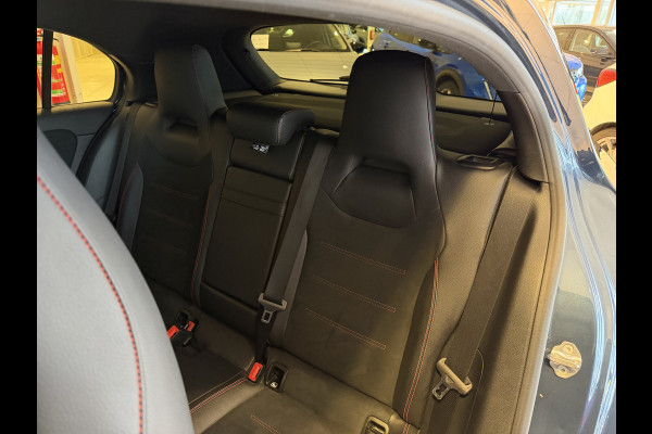Mercedes-Benz A-Klasse 180 Business Solution Automaat / AMG styling / 18"LM / LED / Navi / Camera