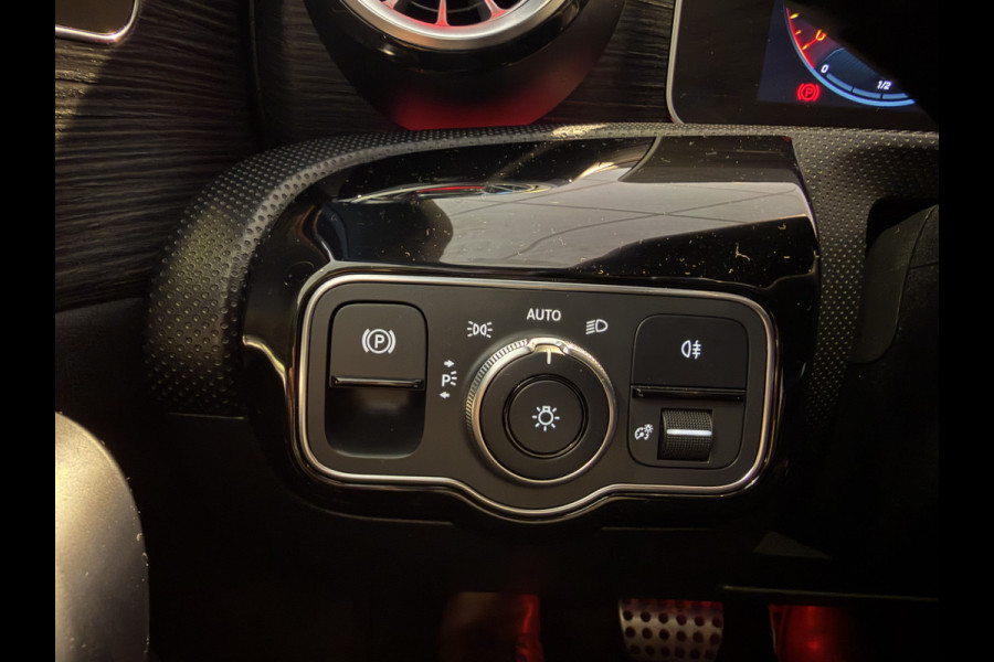 Mercedes-Benz A-Klasse 180 Business Solution Automaat / AMG styling / 18"LM / LED / Navi / Camera