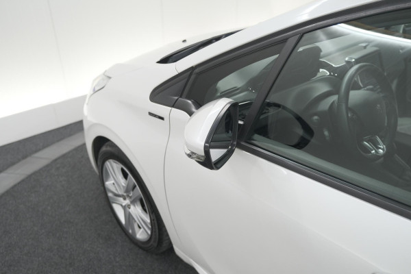 Peugeot 208 PureTech 82 Signature | Parkeersensoren | Apple CarPlay | Navigatie | Airco