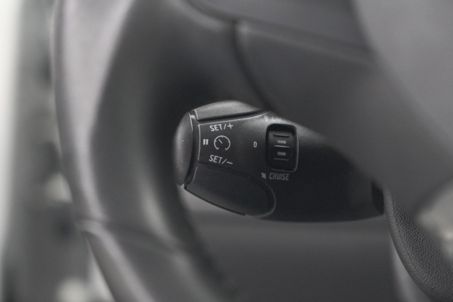 Peugeot 208 PureTech 82 Signature | Parkeersensoren | Apple CarPlay | Navigatie | Airco