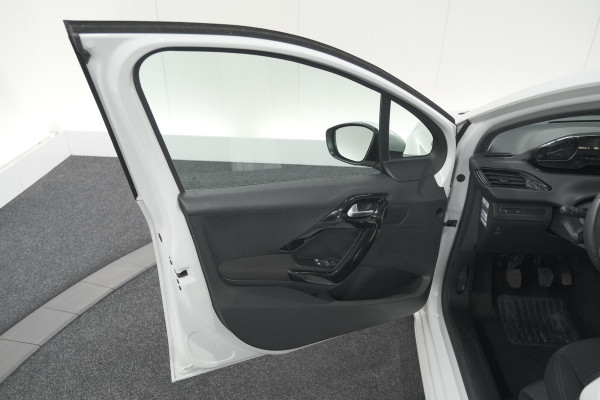 Peugeot 208 PureTech 82 Signature | Parkeersensoren | Apple CarPlay | Navigatie | Airco