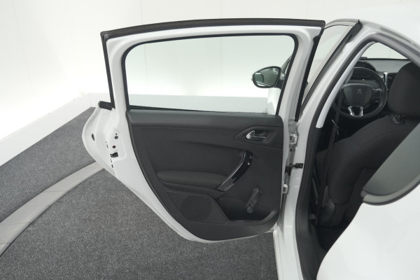 Peugeot 208 PureTech 82 Signature | Parkeersensoren | Apple CarPlay | Navigatie | Airco