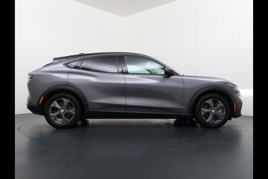 Ford Mustang Mach-E RWD 75kWh Leer (semi-)Autopilot PanoDak Trekhaak 360°Topview-Camera Adaptive-Cruise-Control Apple Carplay B&O®-Hifi 18" E DAB Lane-Assist Keyless-go Autonomous Emergency Braking ESP ASR Verkeersbordherkenning Vermoeidheidsherkenning Dodehoek-Detector 1e Eigenaar Origineel Nederlandse Auto Nieuwprijs €50.424