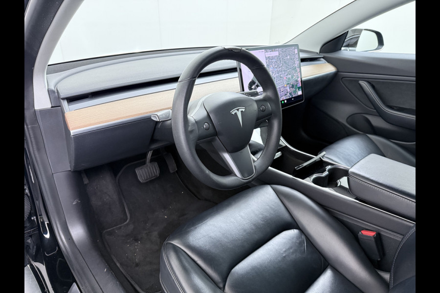 Tesla Model 3 RWD Plus 325PK Lmv 18" AutoPilot Leder Panoramadak Adaptive-Cruise Camera's Elektr.-Stuur+Stoelen+Spiegels+Geheugen+Easy-Entry+V Navi LED ACC DAB Voorverwarmen interieur via App Keyless One-Pedal-Drive Origineel Nederlandse Auto