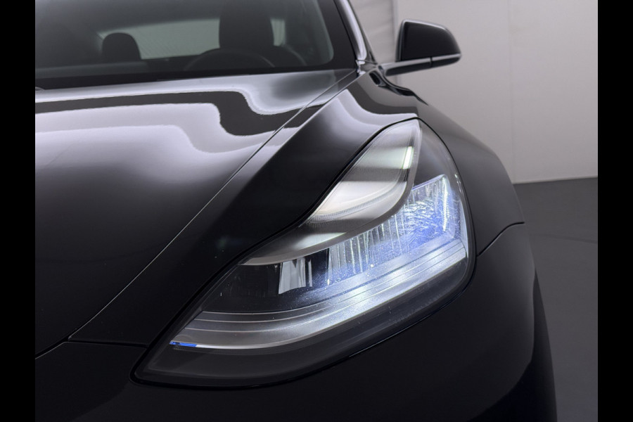 Tesla Model 3 RWD Plus 325PK Lmv 18" AutoPilot Leder Panoramadak Adaptive-Cruise Camera's Elektr.-Stuur+Stoelen+Spiegels+Geheugen+Easy-Entry+V Navi LED ACC DAB Voorverwarmen interieur via App Keyless One-Pedal-Drive Origineel Nederlandse Auto