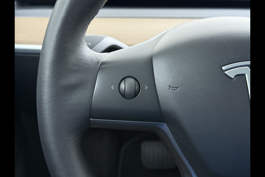 Tesla Model 3 RWD Plus 325PK Lmv 18" AutoPilot Leder Panoramadak Adaptive-Cruise Camera's Elektr.-Stuur+Stoelen+Spiegels+Geheugen+Easy-Entry+V Navi LED ACC DAB Voorverwarmen interieur via App Keyless One-Pedal-Drive Origineel Nederlandse Auto