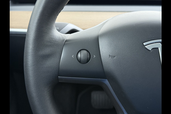 Tesla Model 3 RWD Plus 325PK Lmv 18" AutoPilot Leder Panoramadak Adaptive-Cruise Camera's Elektr.-Stuur+Stoelen+Spiegels+Geheugen+Easy-Entry+V Navi LED ACC DAB Voorverwarmen interieur via App Keyless One-Pedal-Drive Origineel Nederlandse Auto