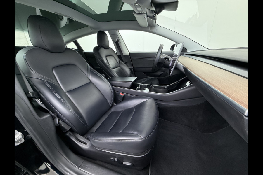 Tesla Model 3 RWD Plus 325PK Lmv 18" AutoPilot Leder Panoramadak Adaptive-Cruise Camera's Elektr.-Stuur+Stoelen+Spiegels+Geheugen+Easy-Entry+V Navi LED ACC DAB Voorverwarmen interieur via App Keyless One-Pedal-Drive Origineel Nederlandse Auto