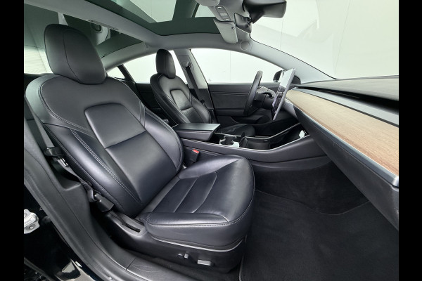 Tesla Model 3 RWD Plus 325PK Lmv 18" AutoPilot Leder Panoramadak Adaptive-Cruise Camera's Elektr.-Stuur+Stoelen+Spiegels+Geheugen+Easy-Entry+V Navi LED ACC DAB Voorverwarmen interieur via App Keyless One-Pedal-Drive Origineel Nederlandse Auto