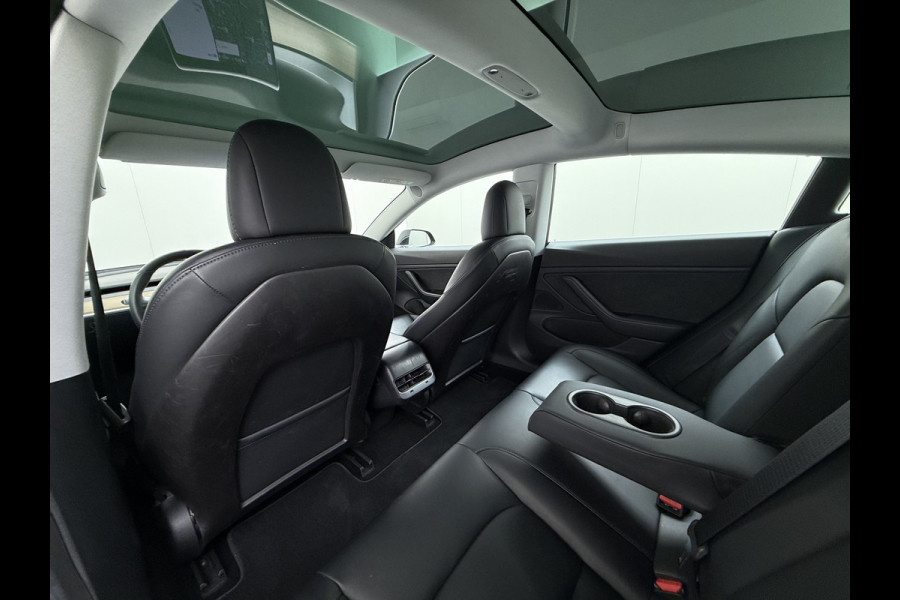Tesla Model 3 RWD Plus 325PK Lmv 18" AutoPilot Leder Panoramadak Adaptive-Cruise Camera's Elektr.-Stuur+Stoelen+Spiegels+Geheugen+Easy-Entry+V Navi LED ACC DAB Voorverwarmen interieur via App Keyless One-Pedal-Drive Origineel Nederlandse Auto
