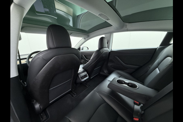 Tesla Model 3 RWD Plus 325PK Lmv 18" AutoPilot Leder Panoramadak Adaptive-Cruise Camera's Elektr.-Stuur+Stoelen+Spiegels+Geheugen+Easy-Entry+V Navi LED ACC DAB Voorverwarmen interieur via App Keyless One-Pedal-Drive Origineel Nederlandse Auto