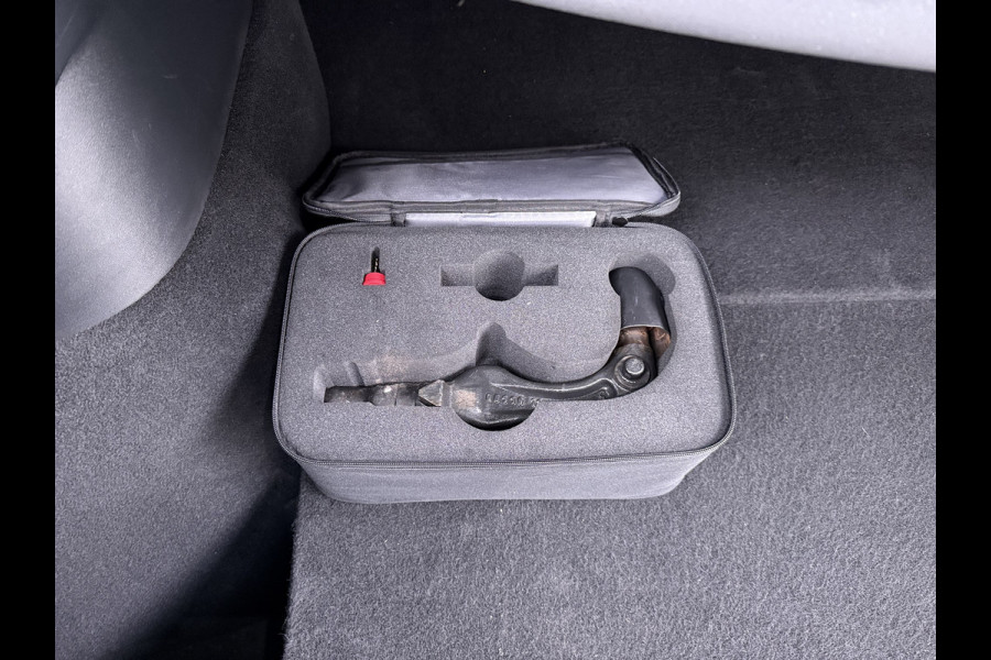 Tesla Model Y Long Range AWD 75kWh Trekhaak SOH 91% Warmtepomp Autopilot Leder Panoramadak Elektr.Stuur+Stoel+Verwarmd Navi Ecc Premium Audio  4WD Camera's Elektr.AchterKlep Parkeer Assistent Sentry-Mode Bluetooth Dodehoek detector Connected services AMD-Ryzen Processor™ 1e Eigenaar 1.600kg Trekvermogen Origineel Nederlandse Auto Garantie op Batterij en Motor tot 29-6-2030 max. 192.000km