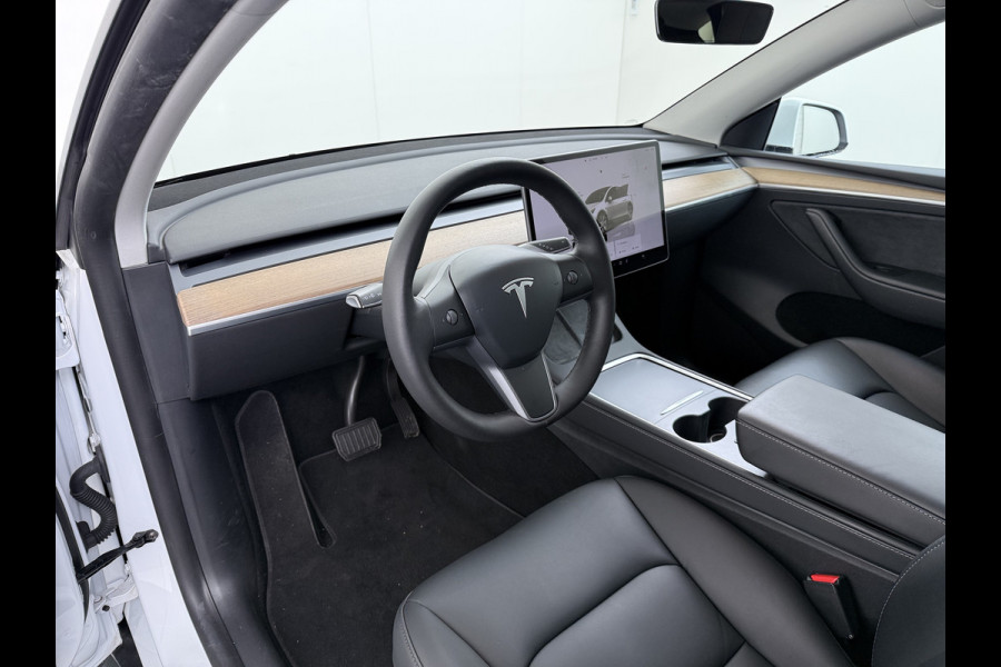 Tesla Model Y Long Range AWD 75kWh Trekhaak SOH 91% Warmtepomp Autopilot Leder Panoramadak Elektr.Stuur+Stoel+Verwarmd Navi Ecc Premium Audio  4WD Camera's Elektr.AchterKlep Parkeer Assistent Sentry-Mode Bluetooth Dodehoek detector Connected services AMD-Ryzen Processor™ 1e Eigenaar 1.600kg Trekvermogen Origineel Nederlandse Auto Garantie op Batterij en Motor tot 29-6-2030 max. 192.000km