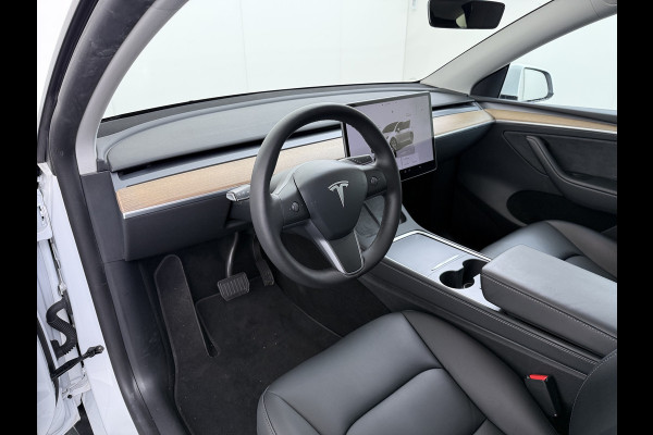 Tesla Model Y Long Range AWD 75kWh Trekhaak SOH 91% Warmtepomp Autopilot Leder Panoramadak Elektr.Stuur+Stoel+Verwarmd Navi Ecc Premium Audio  4WD Camera's Elektr.AchterKlep Parkeer Assistent Sentry-Mode Bluetooth Dodehoek detector Connected services AMD-Ryzen Processor™ 1e Eigenaar 1.600kg Trekvermogen Origineel Nederlandse Auto Garantie op Batterij en Motor tot 29-6-2030 max. 192.000km