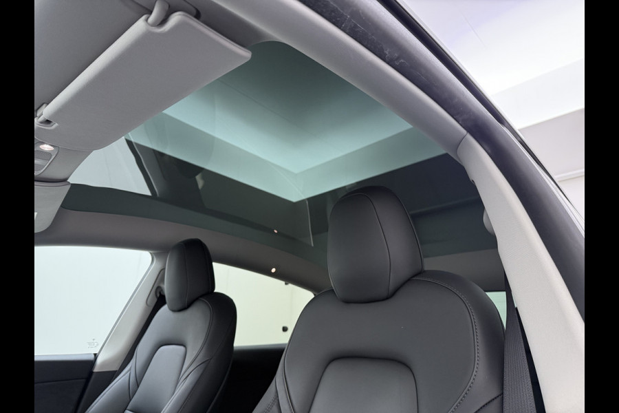 Tesla Model Y Long Range AWD 75kWh Trekhaak SOH 91% Warmtepomp Autopilot Leder Panoramadak Elektr.Stuur+Stoel+Verwarmd Navi Ecc Premium Audio  4WD Camera's Elektr.AchterKlep Parkeer Assistent Sentry-Mode Bluetooth Dodehoek detector Connected services AMD-Ryzen Processor™ 1e Eigenaar 1.600kg Trekvermogen Origineel Nederlandse Auto Garantie op Batterij en Motor tot 29-6-2030 max. 192.000km