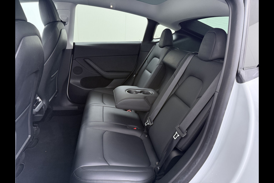 Tesla Model Y Long Range AWD 75kWh Trekhaak SOH 91% Warmtepomp Autopilot Leder Panoramadak Elektr.Stuur+Stoel+Verwarmd Navi Ecc Premium Audio  4WD Camera's Elektr.AchterKlep Parkeer Assistent Sentry-Mode Bluetooth Dodehoek detector Connected services AMD-Ryzen Processor™ 1e Eigenaar 1.600kg Trekvermogen Origineel Nederlandse Auto Garantie op Batterij en Motor tot 29-6-2030 max. 192.000km