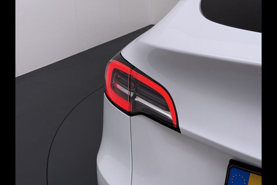Tesla Model Y Long Range AWD 75kWh Trekhaak SOH 91% Warmtepomp Autopilot Leder Panoramadak Elektr.Stuur+Stoel+Verwarmd Navi Ecc Premium Audio  4WD Camera's Elektr.AchterKlep Parkeer Assistent Sentry-Mode Bluetooth Dodehoek detector Connected services AMD-Ryzen Processor™ 1e Eigenaar 1.600kg Trekvermogen Origineel Nederlandse Auto Garantie op Batterij en Motor tot 29-6-2030 max. 192.000km