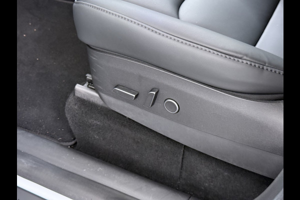 Tesla Model Y Long Range AWD 75kWh Trekhaak SOH 91% Warmtepomp Autopilot Leder Panoramadak Elektr.Stuur+Stoel+Verwarmd Navi Ecc Premium Audio  4WD Camera's Elektr.AchterKlep Parkeer Assistent Sentry-Mode Bluetooth Dodehoek detector Connected services AMD-Ryzen Processor™ 1e Eigenaar 1.600kg Trekvermogen Origineel Nederlandse Auto Garantie op Batterij en Motor tot 29-6-2030 max. 192.000km