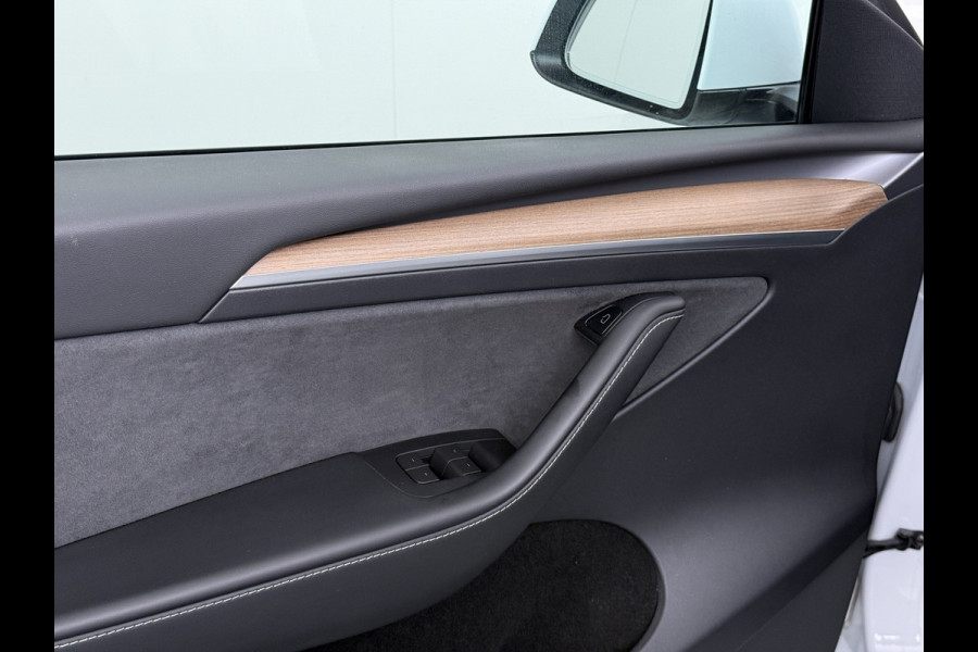 Tesla Model Y Long Range AWD 75kWh Trekhaak SOH 91% Warmtepomp Autopilot Leder Panoramadak Elektr.Stuur+Stoel+Verwarmd Navi Ecc Premium Audio  4WD Camera's Elektr.AchterKlep Parkeer Assistent Sentry-Mode Bluetooth Dodehoek detector Connected services AMD-Ryzen Processor™ 1e Eigenaar 1.600kg Trekvermogen Origineel Nederlandse Auto Garantie op Batterij en Motor tot 29-6-2030 max. 192.000km