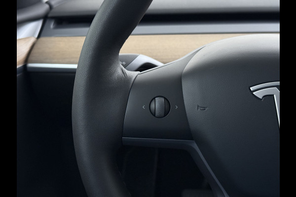 Tesla Model Y Long Range AWD 75kWh Trekhaak SOH 91% Warmtepomp Autopilot Leder Panoramadak Elektr.Stuur+Stoel+Verwarmd Navi Ecc Premium Audio  4WD Camera's Elektr.AchterKlep Parkeer Assistent Sentry-Mode Bluetooth Dodehoek detector Connected services AMD-Ryzen Processor™ 1e Eigenaar 1.600kg Trekvermogen Origineel Nederlandse Auto Garantie op Batterij en Motor tot 29-6-2030 max. 192.000km