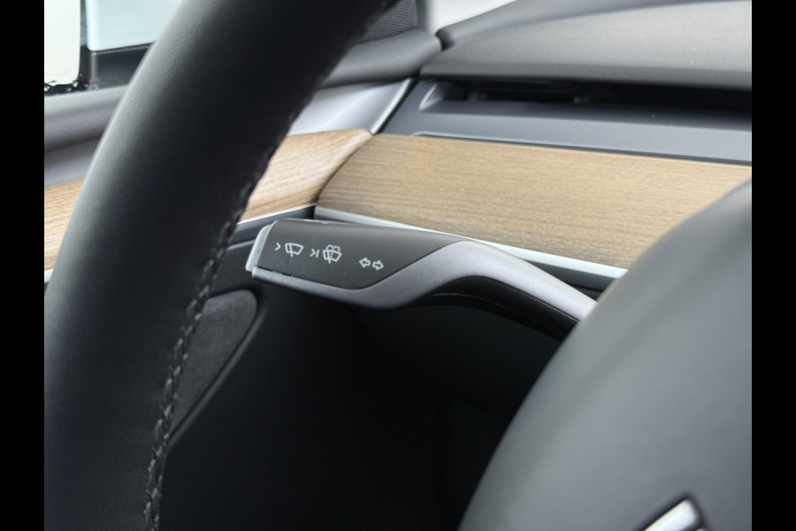 Tesla Model Y Long Range AWD 75kWh Trekhaak SOH 91% Warmtepomp Autopilot Leder Panoramadak Elektr.Stuur+Stoel+Verwarmd Navi Ecc Premium Audio  4WD Camera's Elektr.AchterKlep Parkeer Assistent Sentry-Mode Bluetooth Dodehoek detector Connected services AMD-Ryzen Processor™ 1e Eigenaar 1.600kg Trekvermogen Origineel Nederlandse Auto Garantie op Batterij en Motor tot 29-6-2030 max. 192.000km
