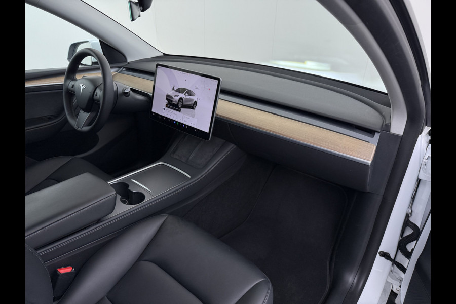 Tesla Model Y Long Range AWD 75kWh Trekhaak SOH 91% Warmtepomp Autopilot Leder Panoramadak Elektr.Stuur+Stoel+Verwarmd Navi Ecc Premium Audio  4WD Camera's Elektr.AchterKlep Parkeer Assistent Sentry-Mode Bluetooth Dodehoek detector Connected services AMD-Ryzen Processor™ 1e Eigenaar 1.600kg Trekvermogen Origineel Nederlandse Auto Garantie op Batterij en Motor tot 29-6-2030 max. 192.000km