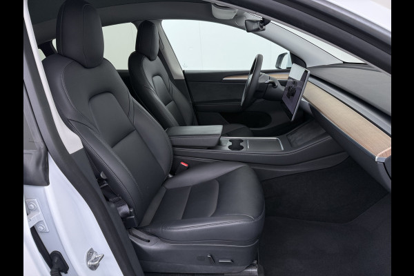 Tesla Model Y Long Range AWD 75kWh Trekhaak SOH 91% Warmtepomp Autopilot Leder Panoramadak Elektr.Stuur+Stoel+Verwarmd Navi Ecc Premium Audio  4WD Camera's Elektr.AchterKlep Parkeer Assistent Sentry-Mode Bluetooth Dodehoek detector Connected services AMD-Ryzen Processor™ 1e Eigenaar 1.600kg Trekvermogen Origineel Nederlandse Auto Garantie op Batterij en Motor tot 29-6-2030 max. 192.000km