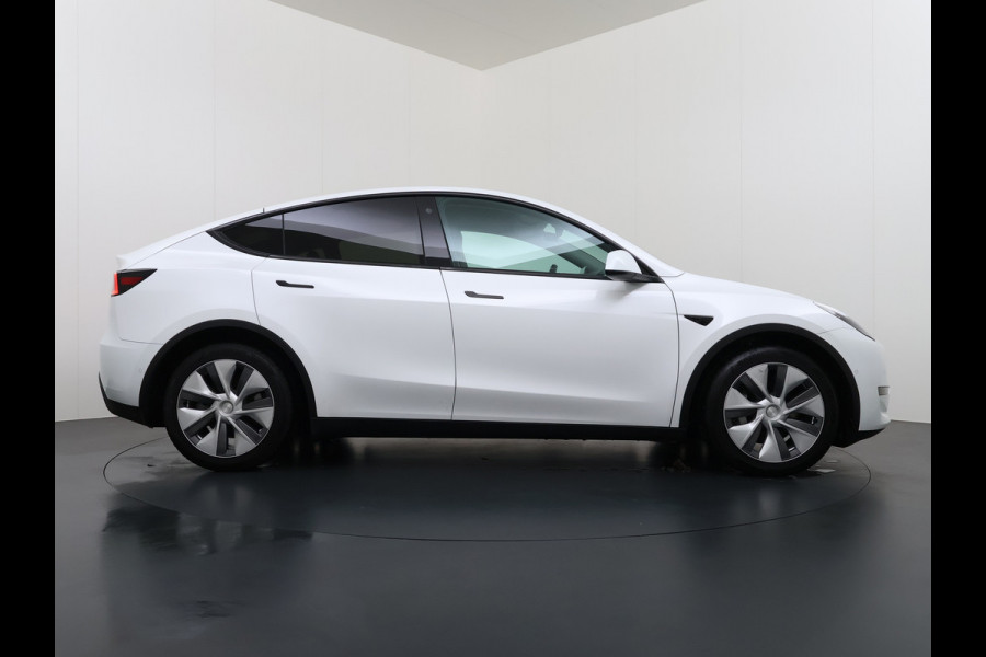 Tesla Model Y Long Range AWD 75kWh Trekhaak SOH 91% Warmtepomp Autopilot Leder Panoramadak Elektr.Stuur+Stoel+Verwarmd Navi Ecc Premium Audio  4WD Camera's Elektr.AchterKlep Parkeer Assistent Sentry-Mode Bluetooth Dodehoek detector Connected services AMD-Ryzen Processor™ 1e Eigenaar 1.600kg Trekvermogen Origineel Nederlandse Auto Garantie op Batterij en Motor tot 29-6-2030 max. 192.000km
