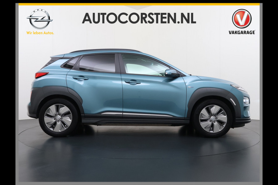 Hyundai Kona EV 64kWh SOH 100% Fase 3 Warmtepomp Leder Schuif-/kanteldak Head-Up Display Adap.Cruise Apple Carplay Android Auto Navi Ecc Came Keyless Stoelverwarming/Koeling Stuurverwarming Elek.Stoelen Blind Spot Monitoring Lane Assist DAB Led Origineel Nederlandse Auto Super compleet!