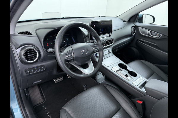 Hyundai Kona EV 64kWh SOH 100% Fase 3 Warmtepomp Leder Schuif-/kanteldak Head-Up Display Adap.Cruise Apple Carplay Android Auto Navi Ecc Came Keyless Stoelverwarming/Koeling Stuurverwarming Elek.Stoelen Blind Spot Monitoring Lane Assist DAB Led Origineel Nederlandse Auto Super compleet!
