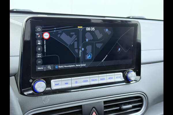 Hyundai Kona EV 64kWh SOH 100% Fase 3 Warmtepomp Leder Schuif-/kanteldak Head-Up Display Adap.Cruise Apple Carplay Android Auto Navi Ecc Came Keyless Stoelverwarming/Koeling Stuurverwarming Elek.Stoelen Blind Spot Monitoring Lane Assist DAB Led Origineel Nederlandse Auto Super compleet!