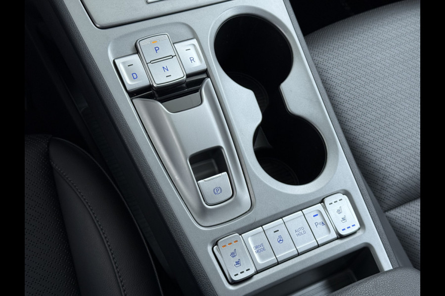 Hyundai Kona EV 64kWh SOH 100% Fase 3 Warmtepomp Leder Schuif-/kanteldak Head-Up Display Adap.Cruise Apple Carplay Android Auto Navi Ecc Came Keyless Stoelverwarming/Koeling Stuurverwarming Elek.Stoelen Blind Spot Monitoring Lane Assist DAB Led Origineel Nederlandse Auto Super compleet!