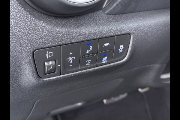 Hyundai Kona EV 64kWh SOH 100% Fase 3 Warmtepomp Leder Schuif-/kanteldak Head-Up Display Adap.Cruise Apple Carplay Android Auto Navi Ecc Came Keyless Stoelverwarming/Koeling Stuurverwarming Elek.Stoelen Blind Spot Monitoring Lane Assist DAB Led Origineel Nederlandse Auto Super compleet!