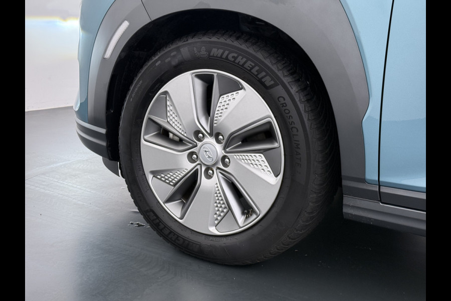 Hyundai Kona EV 64kWh SOH 100% Fase 3 Warmtepomp Leder Schuif-/kanteldak Head-Up Display Adap.Cruise Apple Carplay Android Auto Navi Ecc Came Keyless Stoelverwarming/Koeling Stuurverwarming Elek.Stoelen Blind Spot Monitoring Lane Assist DAB Led Origineel Nederlandse Auto Super compleet!